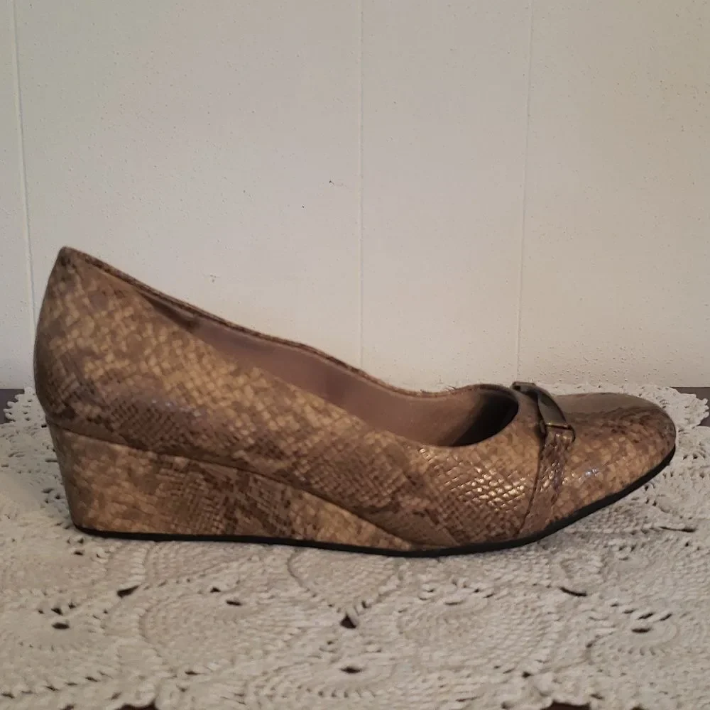 Life Stride Landeo Tan Brown Snakeskin Pattern Comfort Flex Wedges Sz 9.5